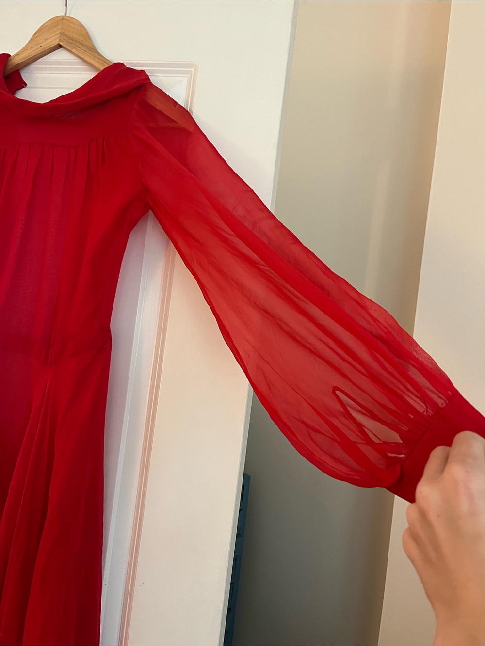 Gorgeous Gucci Vibrant Red Sheer Silk Chiffon Tea Length Cowl Neck Dress - Picture 6 of 12